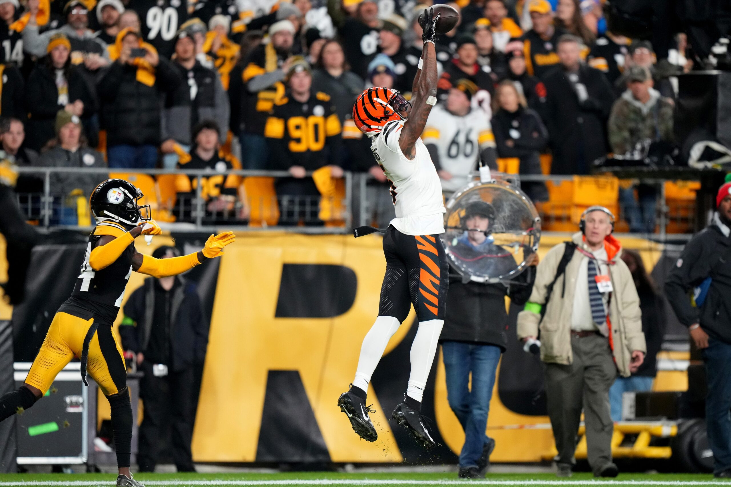 Bengals WR Tee Higgins' Injury Scare: Will He Play Against the Chargers?
