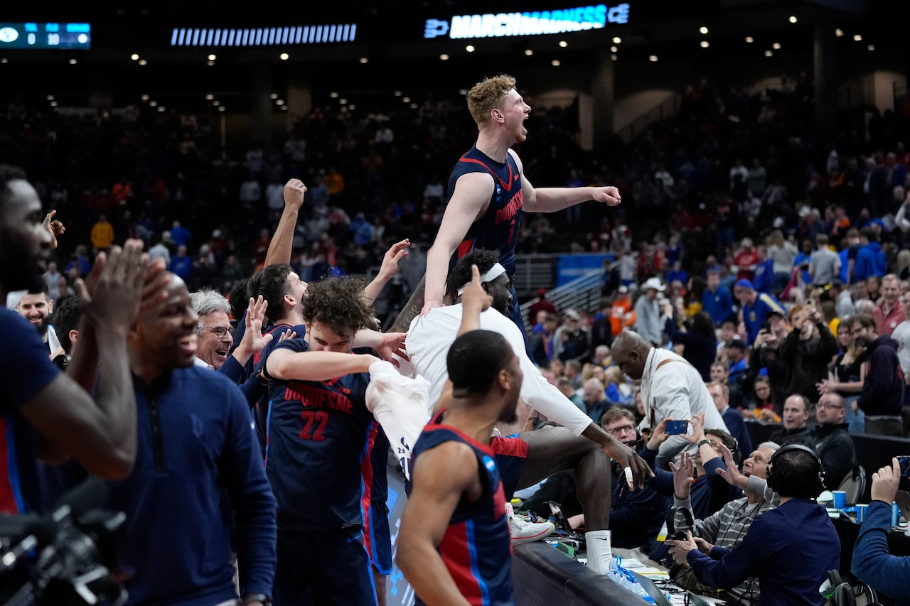 Illinois Fighting Illini Face Duquesne Dukes in Second Round NCAA Tournament Clash