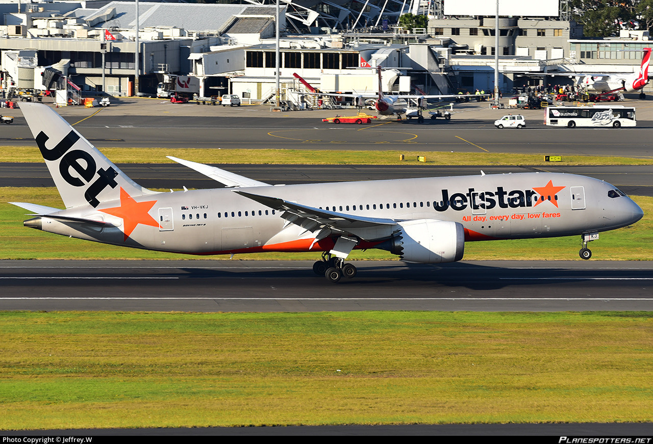 Jetstar Boeing 787 Dreamliner Makes Emergency Landing in Sydney: Tyre Burst Causes Airport Delays